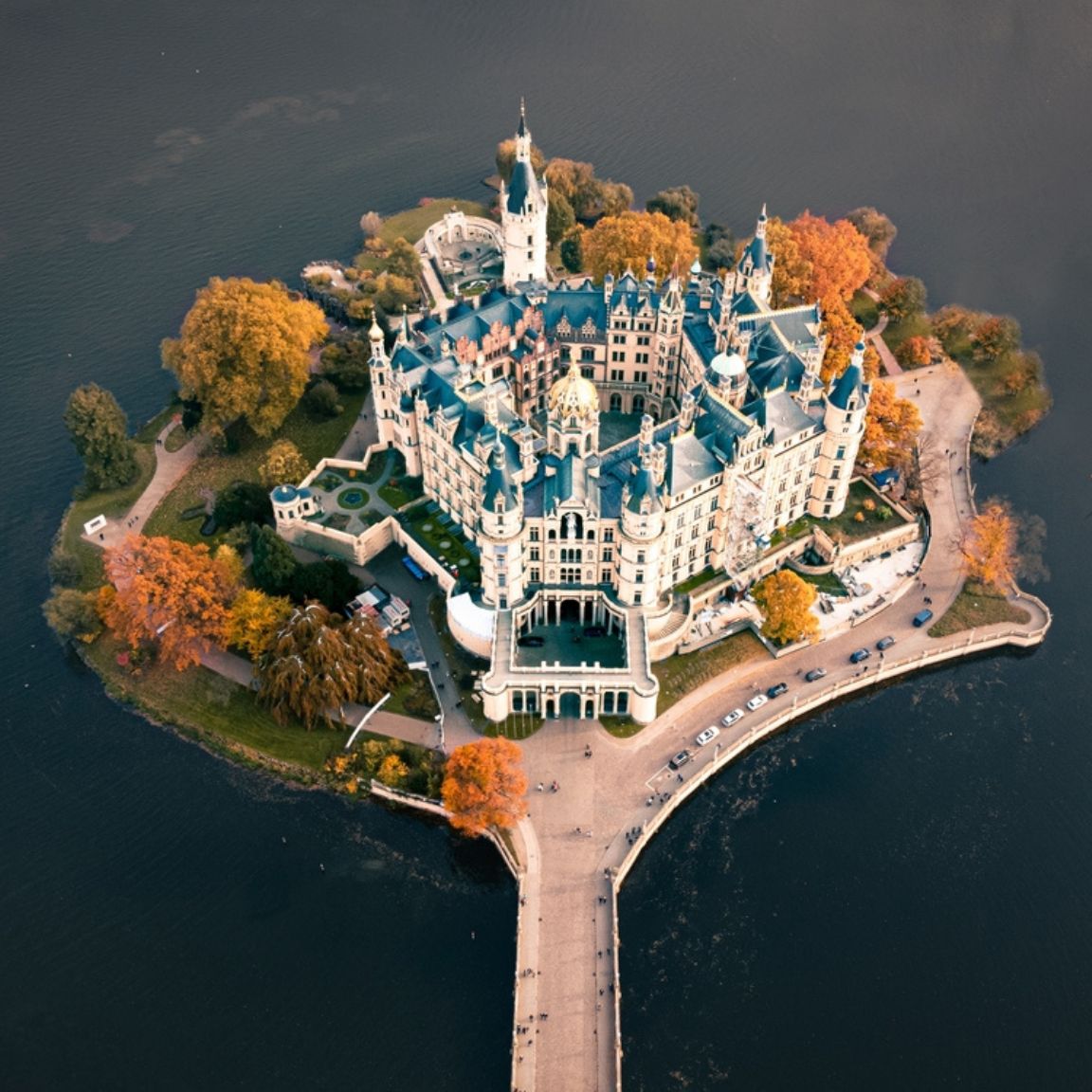 <p>北部最美的施威林市被七個湖泊所圍繞，又被稱為「七湖之城」。座落在湖中的施威林城堡，曾是梅克倫堡公爵的故居，現為州議會以及州立博物館的所在地，象徵是德國的浪漫主義建築風，經過千年歲月的增建完成，又被稱是北德的「新天鵝堡」。</p>
